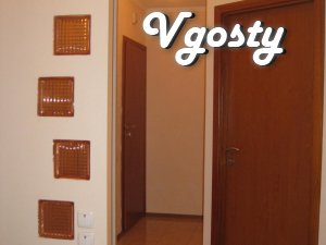 В центрі міста 1-кімнатна квартира, євроремонт, вбудована - Квартири подобово без посередників - Vgosty