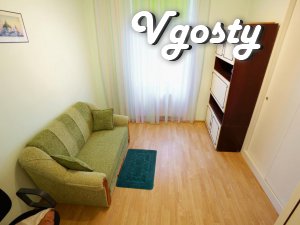 Простора, затишна квартира в центрі - Квартири подобово без посередників - Vgosty