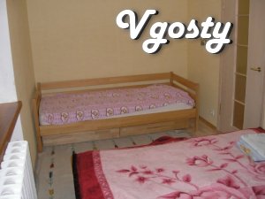 У спальні велике двоспальне ліжко, односпальне ліжко - Квартири подобово без посередників - Vgosty