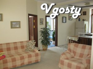 Квартира в приватному триповерховому будинку в центрі міста Ялта з - Квартири подобово без посередників - Vgosty