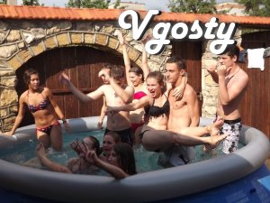 A cozy cottage with a swimming pool, a vintage garden furniture, barbe - Apartments for daily rent from owners - Vgosty