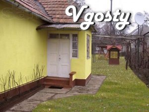 Будинок біля замку, недалеко від автобусної зупинки, будинок повністю  - Квартири подобово без посередників - Vgosty