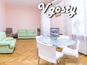 Двокімнатна простора студія в центрі Києва - Квартири подобово без посередників - Vgosty
